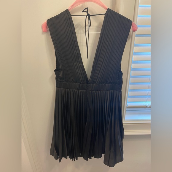 Abercrombie black pleated dress with plunge front and back - Picture 2 of 3